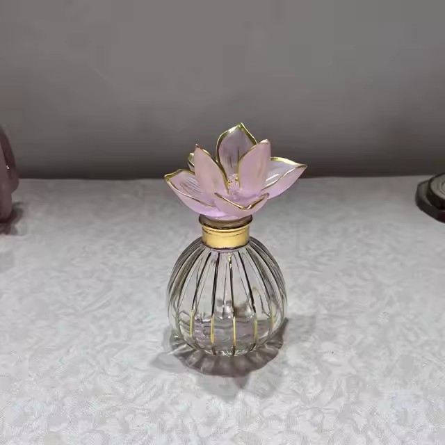 Unique Glass Perfume Bottle with Decorative Flower Cap for Elegant Packaging