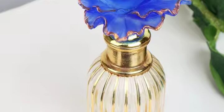 Unique Glass Perfume Bottle with Decorative Flower Cap for Elegant Packaging
