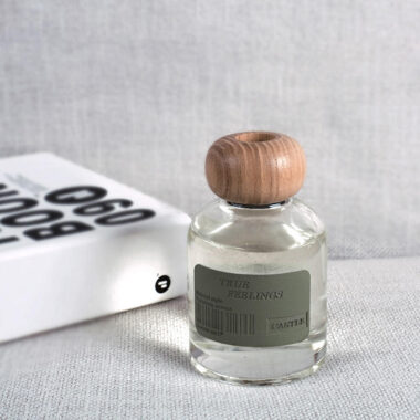 aromatherapy reed diffuser with wooden cap