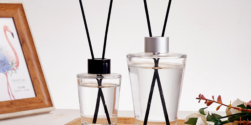 Transparent glass aromatherapy diffuser bottle