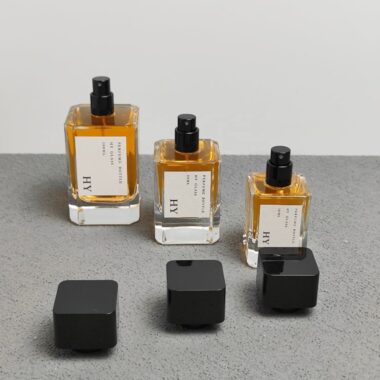 Luxury square glass perfume bottleElegant empty 30ml–100ml square glass perfume bottles with black square caps and pump sprayers, perfect for luxury fragrance brands.