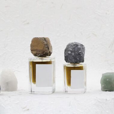 Luxury curved clear glass perfume bottle with stone-style cap