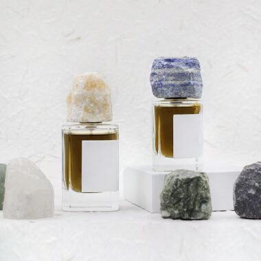 Luxury curved clear glass perfume bottle with stone-style cap