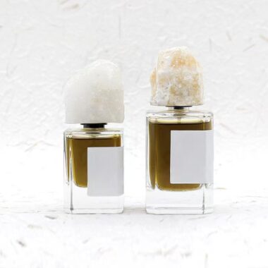 Luxury curved clear glass perfume bottle with stone-style cap