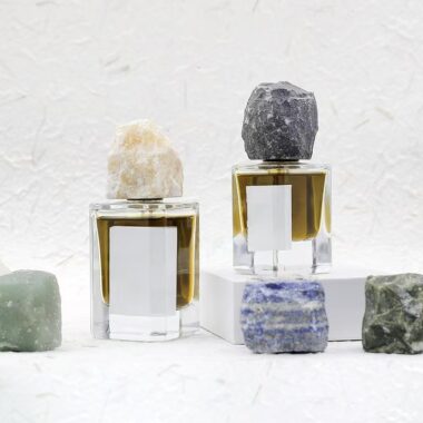 Luxury curved clear glass perfume bottle with stone-style cap