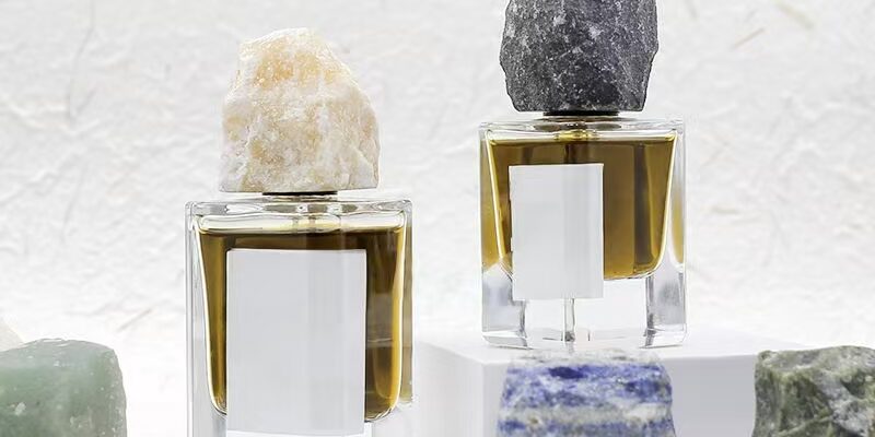 Luxury curved clear glass perfume bottle with stone-style cap