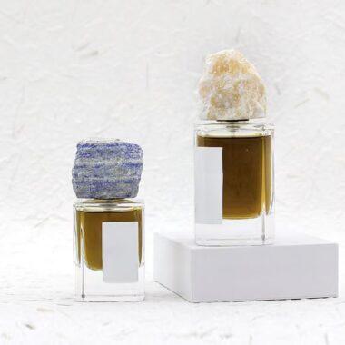 Luxury curved clear glass perfume bottle with stone-style cap