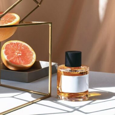 Clear cylindrical refillable glass perfume bottle with pump spray