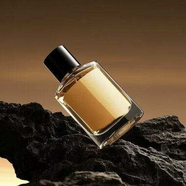 Clear cylindrical refillable glass perfume bottle with pump spray