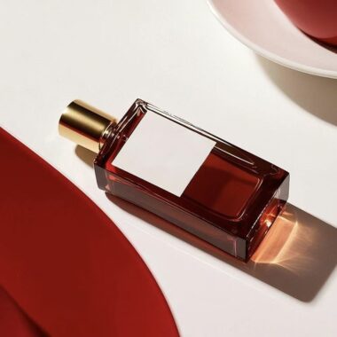 Luxury transparent glass perfume bottle with elegant sprayer