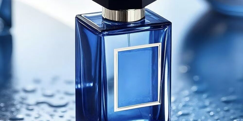 Luxury transparent glass perfume bottle with elegant sprayer